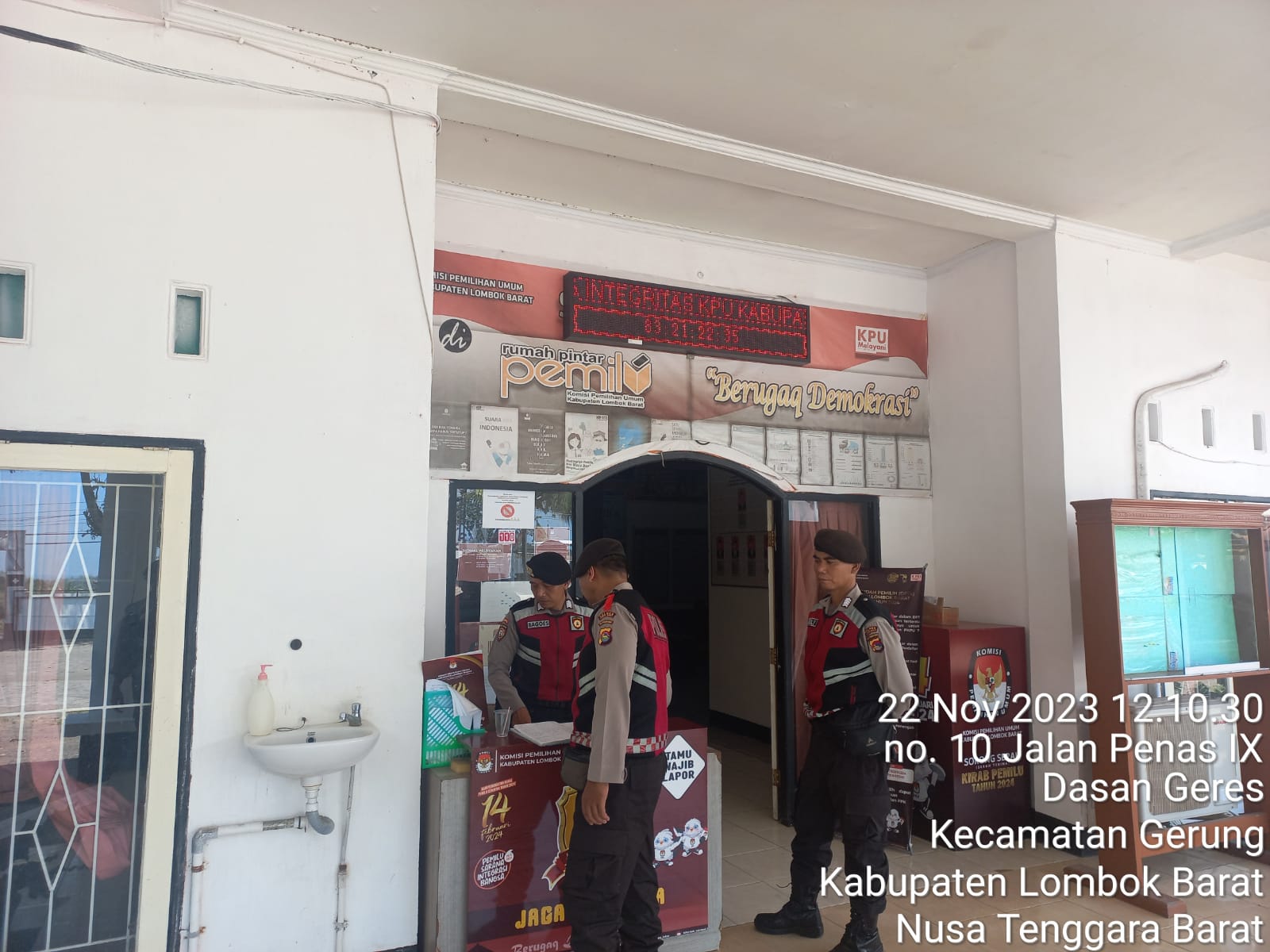 Polres Lombok Barat Tingkatkan Patroli Kamtibmas di Kantor KPU