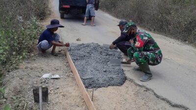 Semangat Gotong Royong: Babinsa Kedaro dan Warga Sekotong Satukan Langkah Perbaiki Infrastruktur Desa