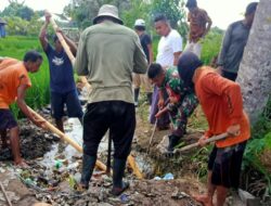 Kerjasama Babinsa dan Warga, Upaya Bersama Bersihkan Saluran Irigasi di Peteluan Indah