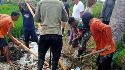 Kerjasama Babinsa dan Warga, Upaya Bersama Bersihkan Saluran Irigasi di Peteluan Indah