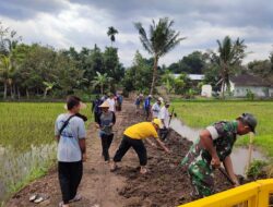 Semangat Gotong Royong: Babinsa dan Warga Golong Berkolaborasi Perbaiki Infrastruktur Desa