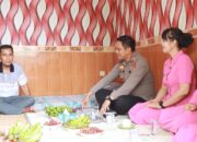 Kapolres Lombok Barat Jenguk Anggota yang Sakit, Beri Tali Asih dan Motivasi