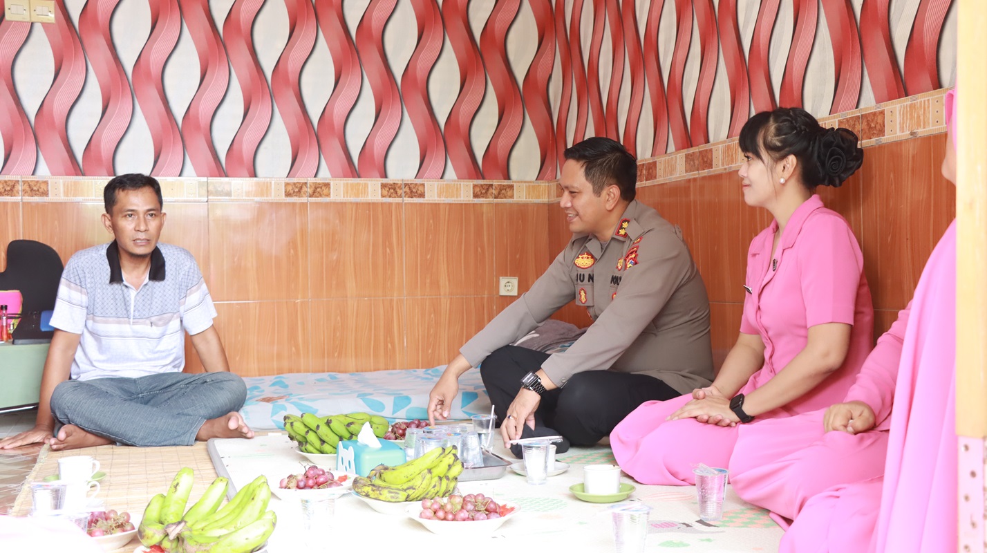 Kapolres Lombok Barat Jenguk Anggota yang Sakit, Beri Tali Asih dan Motivasi