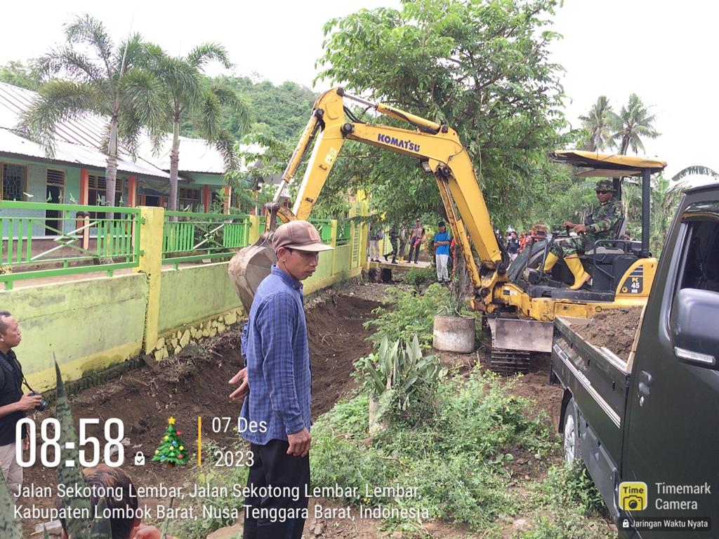 Kodim 1606 Mataram Bersama Polres Lombok Barat Melaksanakan Kegiatan Karya Bakti