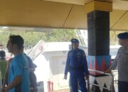 Lombok Barat, NTB – Sat Polair Polres Lombok Barat, Polda Nusa Tenggara Barat (NTB), telah melaksanakan patroli dialogis dan polmas air di sekitar Pelabuhan Penyeberangan Senggigi. Kegiatan ini merupakan bagian dari Operasi Mantap Brata 2023 – 2024 dan dilakukan oleh personel Sat Polairud Polres Lombok Barat, Rabu (13/2/2023). Kasat Polairud, Polres Lombok Barat, Polda NTB, Iptu L. Nursidi mengatakan bahwa dalam kegiatan ini, memberikan himbauan kamtibmas kepada pengguna jasa pelabuhan dan masyarakat setempat. “Himbauan kepada Masyarakat yang sedang melakukan bongkaran kendaraan, penumpang, dan barang di dermaga Pelabuhan Penyeberangan Senggigi,” ungkapnya. Himbauan tersebut mencakup menjaga keamanan dan kebersihan di sekitar pelabuhan, berhati-hati dalam melaksanakan kegiatan di sekitar pelabuhan dan perjalanan laut. Serta menghindari kecelakaan kerja dan kecelakaan laut. Selain itu, personel Sat Polairud Polres Lombok Barat juga memberikan sosialisasi tentang keselamatan perjalanan laut dan edukasi Pemilu 2024. Kepada pengguna jasa pelabuhan, seperti buruh, pedagang asongan, dan masyarakat setempat. “Juga sosialisasi keselamatan perjalanan laut mencakup informasi pentingnya menggunakan alat keselamatan seperti life jacket dan pelampung. Sedangkan edukasi Pemilu 2024 mencakup informasi tentang tahapan Pemilu, hak dan kewajiban pemilih, serta pentingnya menjaga kondusifitas kamtibmas menjelang Pemilu Serentak Tahun 2023 – 2024,” terangnya. Kegiatan patroli dialogis dan polmas air ini merupakan upaya Polres Lombok Barat dalam menjaga keamanan dan ketertiban masyarakat di wilayah hukumnya. “Kami juga mengajak seluruh masyarakat untuk bersama-sama menjaga kamtibmas di wilayah Lombok Barat, terutama menjelang Pemilu Serentak Tahun 2023 – 2024,” ujarnya. Serta mengingatkan agar tidak mudah percaya terhadap isu, hate speech, dan berita bohong/hoax yang dapat memecah belah persatuan NKRI.