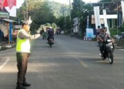 Polisi Lakukan Pengaturan Lalu Lintas di Simpang Tiga Pintu Masuk Pelabuhan Lembar Lombok Barat