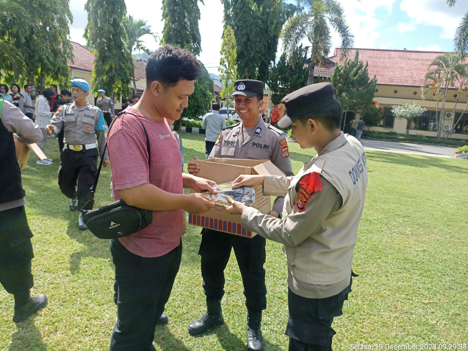 Polres Lombok Barat Bagikan Bekal Kesehatan untuk Personil Operasi Mantap Brata Rinjani