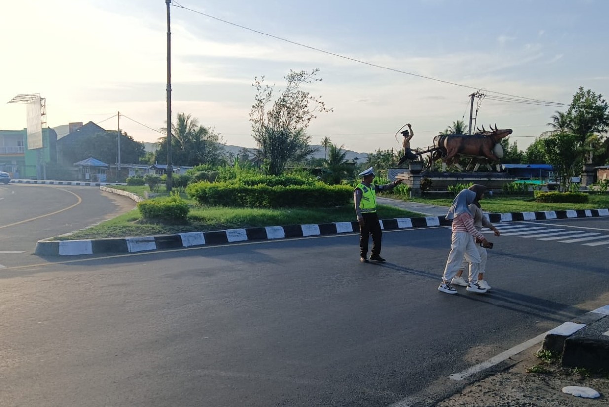 Polres Lombok Barat Gelar Kegiatan Gatur dan Patroli untuk Jaga Kamseltibcarlantas Jelang Pemilu