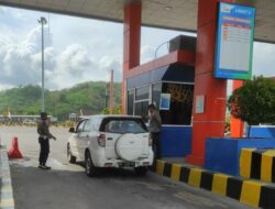 Polsek Kawasan Pelabuhan Lembar Amankan Pembelian Tiket di Toll Gate