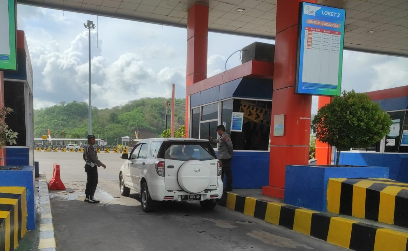 Polsek Kawasan Pelabuhan Lembar Amankan Pembelian Tiket di Toll Gate