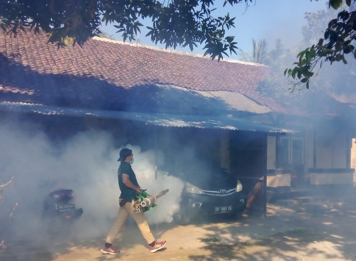 Polsek Kediri Lakukan Fogging untuk Antisipasi Penyebaran Nyamuk Aedes aegypti