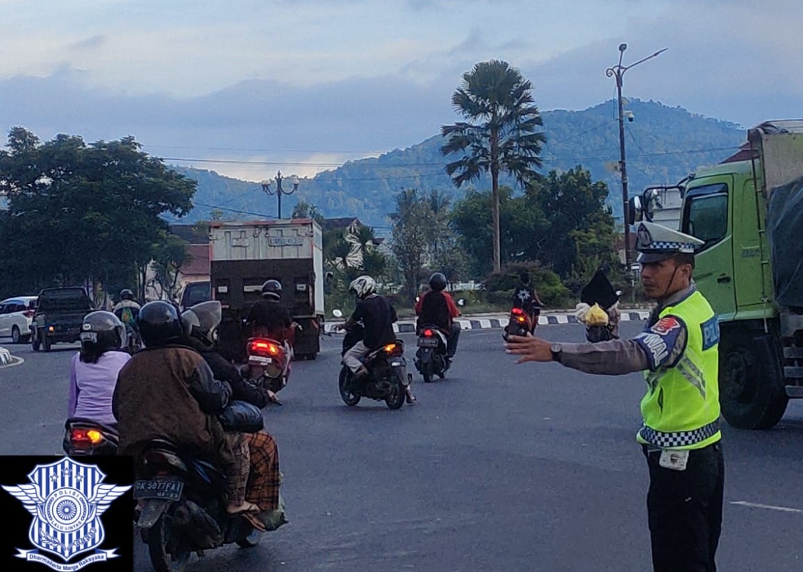 Sat Lantas Polres Lombok Barat Gelar Gatur Sore di Bundaran Gms