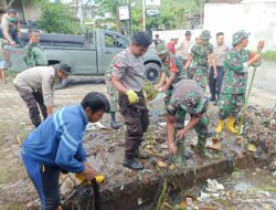 Sinergitas TNI-Polri dan Masyarakat Bersihkan Saluran Irigasi di Lombok Barat