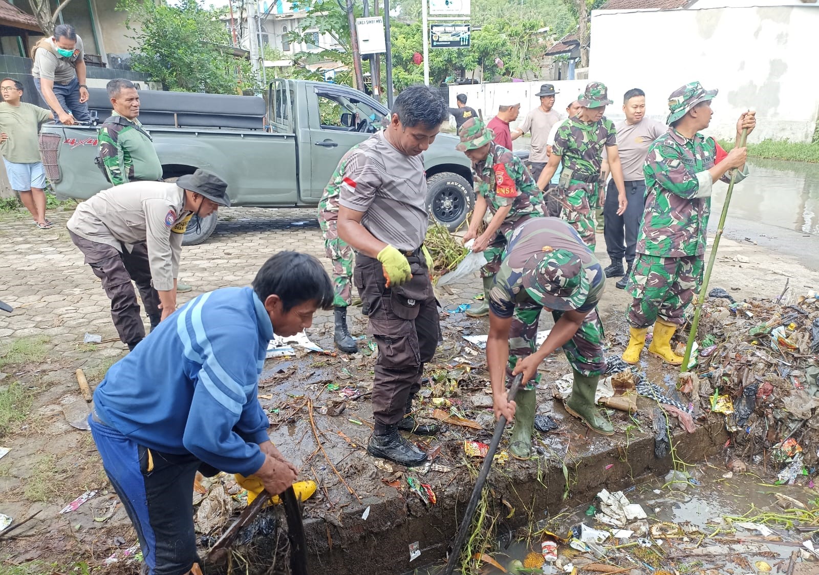 Sinergitas TNI-Polri dan Masyarakat Bersihkan Saluran Irigasi di Lombok Barat