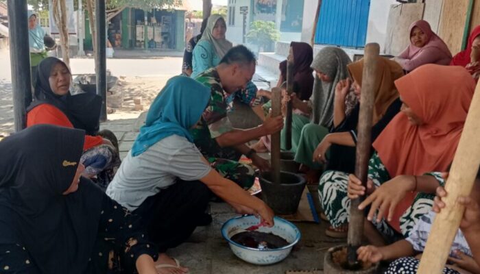 Babinsa dan PKK Sambik Bangkol Berkolaborasi: Persiapan Menu Makanan Tambahan Untuk Gizi Balita dan Lansia