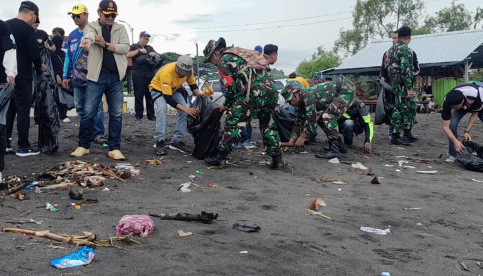 Aksi Pelestarian Alam di Pantai Loang Baloq: Kodim 1606 Mataram dan LCR Lombok Bersatu Bersihkan Pantai