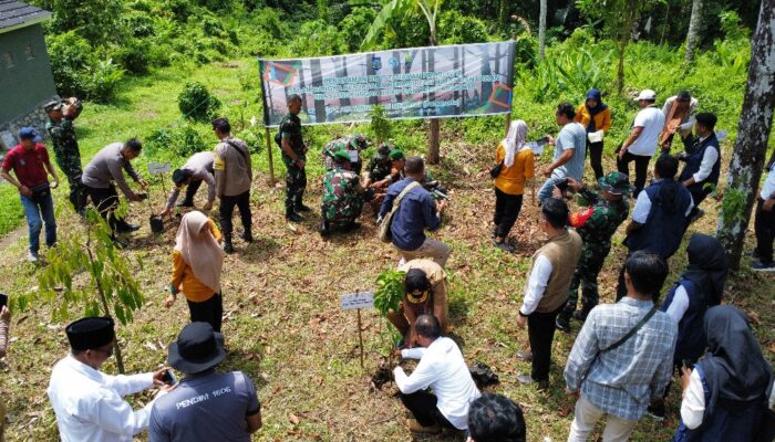Kolaborasi TNI, PT. Air Minum Giri Menang dan DLHK NTB Bersatu untuk Rehabilitasi Hutan dan Lahan di Terenggaluh