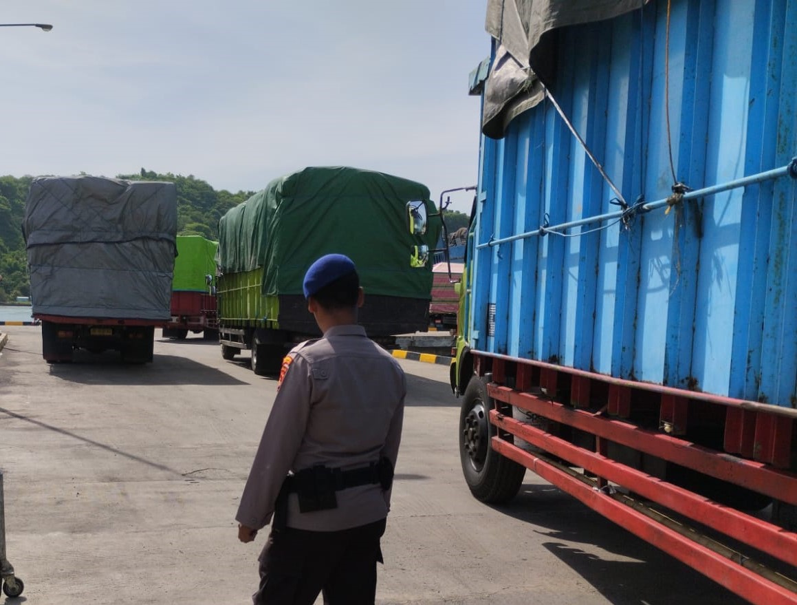 Patroli Polairud Polres Lombok Barat untuk Menjaga Kamtibmas di Pelabuhan Barat Pelindo III Lembar