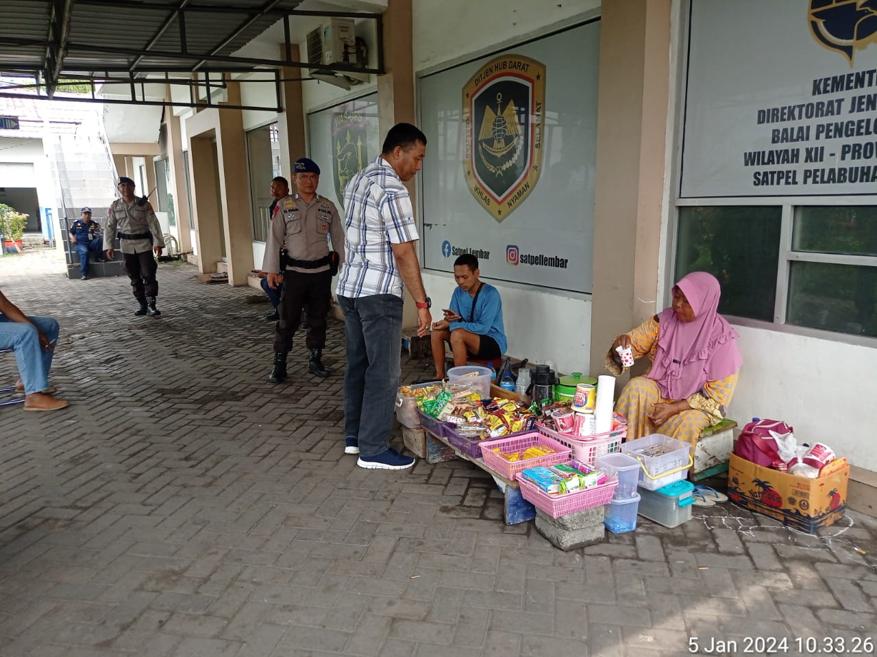 Polairud Polres Lombok Barat Gelar Patroli Jalan Kaki dan Polmas Air di Pelabuhan Lembar