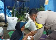 Polsek Labuapi Bagikan Nasi Kotak ke Pekerja Gudang Rongsokan di Lombok Barat, NTB (1)