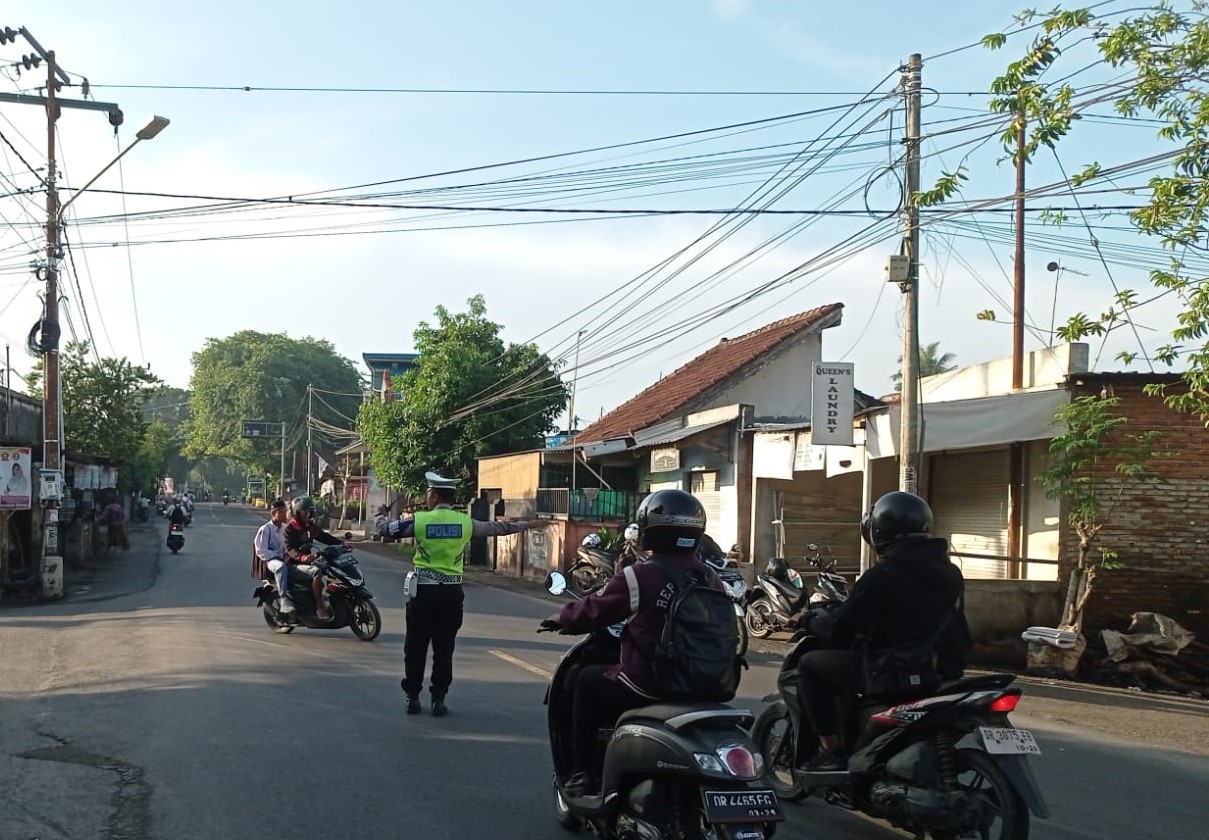 Satgas Kamseltibcarlantas Polres Lombok Barat Antisipasi Laka Lantas dan Pengawalan Logistik Pemilu