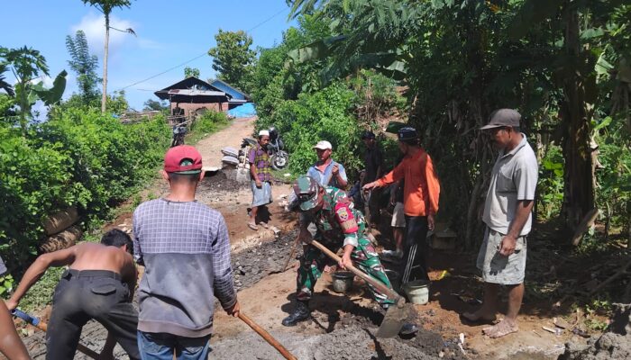 Semangat Gotong Royong dalam Membangun, Babinsa dan Warga Lakukan Pengecoran Jalan Dengan Dana Swadaya