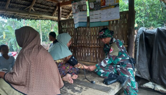 Warga Dusun Moggal Dapat Penyuluhan dan Pemeriksaan Kesehatan dari TMMD ke-119 Kodim 1606/Mataram