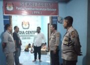 Kapolsek Batulayar Pimpin Pengamanan serta Monitor Penyerahan Logistik Pemilu (1) Kapolsek Batulayar Pimpin Pengamanan serta Monitor Penyerahan Logistik Pemilu