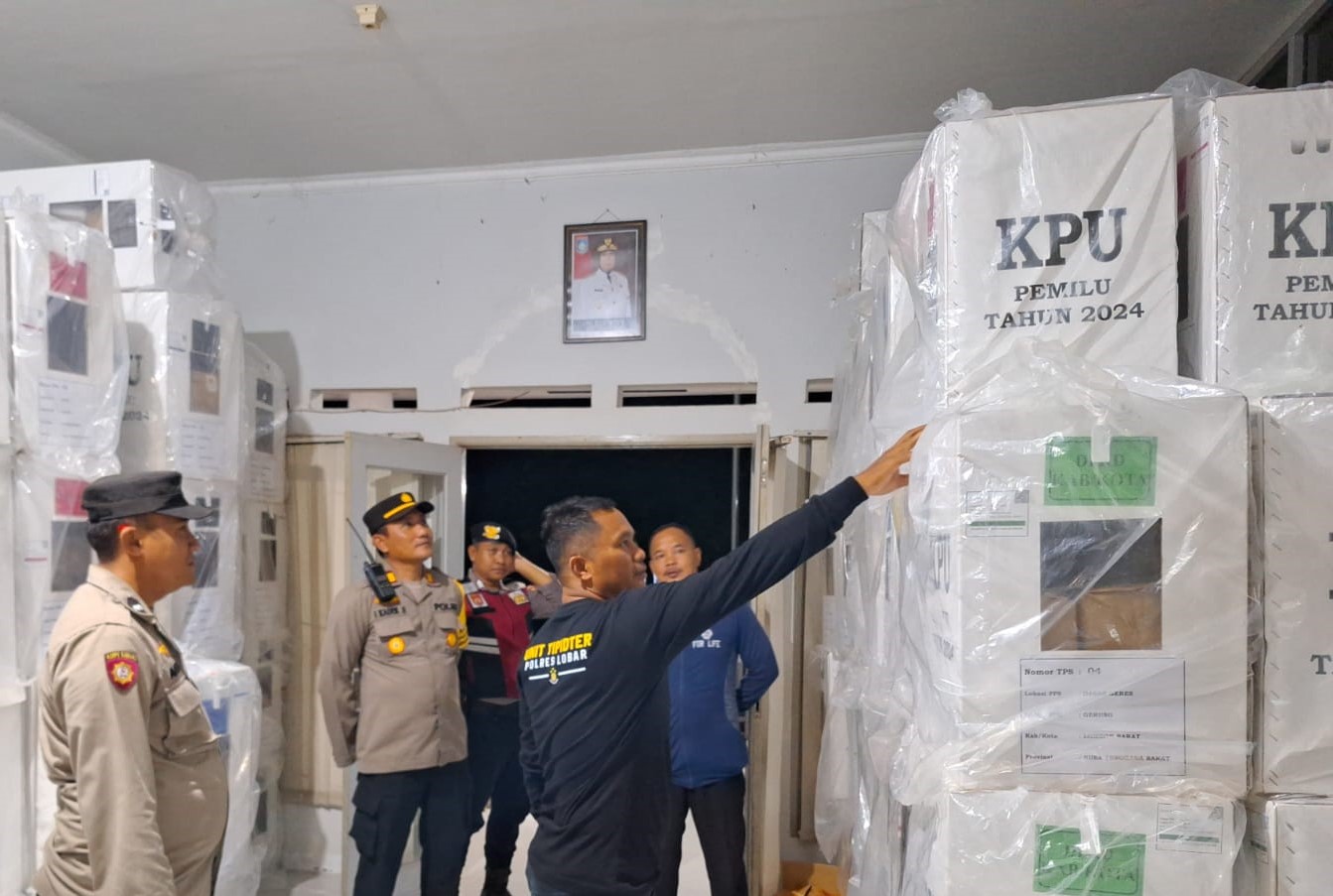 Kapolsek Gerung Pastikan Keamanan dan Kelancaran Rapat Pleno Rekapitulasi Suara