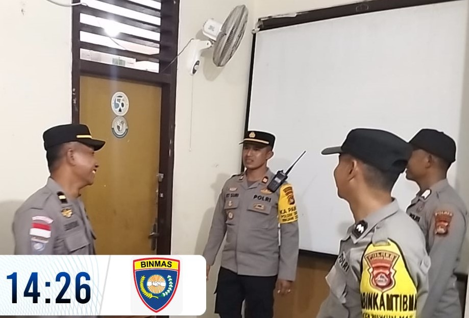 Polisi dan PPK Sekotong Cek Logistik dan Kotak Suara