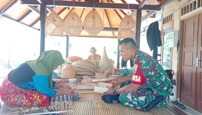 TNI dan Rakyat Harmonis, Babinsa Bentek Kunjungi dan Dukung Usaha Anyaman Bambu di Dusun San Bangket