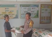 Bhabinkamtibmas Desa Cendi Manik Amankan Penyaluran Beras Bulog