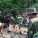 Satgas TMMD ke-119 dan Masyarakat Bersinergi Pengecoran Plat Dekker di Dusun Moggal