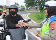 Kepolisian Lombok Barat Berbagi Takjil