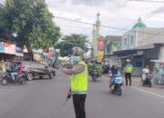 Ngabuburit di Lombok Barat Berjalan Lancar Berkat Pengaturan Lalu Lintas oleh Polsek Batulayar (1) Ngabuburit di Lombok Barat Berjalan Lancar Berkat Pengaturan Lalu Lintas oleh Polsek Batulayar