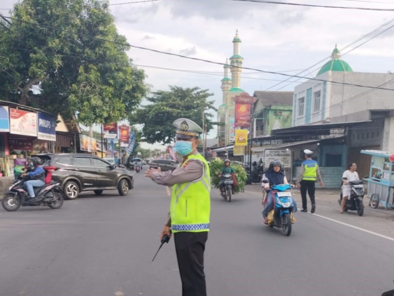 Ngabuburit di Lombok Barat Berjalan Lancar Berkat Pengaturan Lalu Lintas oleh Polsek Batulayar