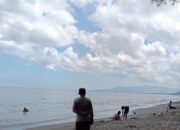 Pantai Kuranji Bangsal Dibanjiri Pengunjung, Polsek Labuapi Siaga Ciptakan Situasi Aman dan Nyaman