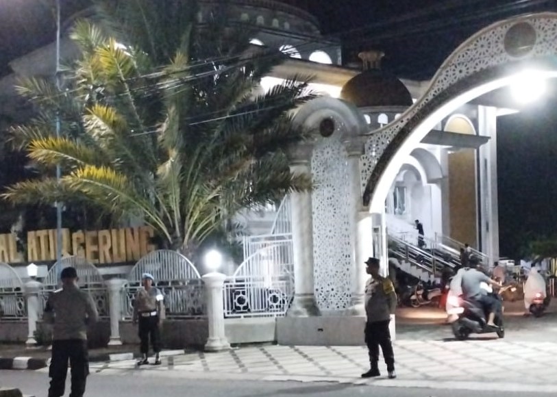 Pengamanan Shalat Tarawih di Masjid Prioritas Wilkum Polsek Gerung Berjalan Aman dan Lancar