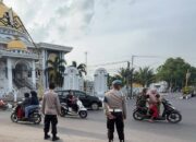 Personel Polsek Gerung Amankan Arus Lalu Lintas Sore dan Bantu Masyarakat Menyeberang Jalan