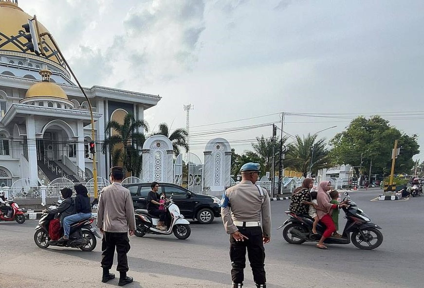 Personel Polsek Gerung Amankan Arus Lalu Lintas Sore dan Bantu Masyarakat Menyeberang Jalan