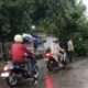 Pohon Tumbang Tutup Jalan di Lombok Barat, Personel Polsek Labuapi Sigap Evakuasi