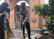 Polsek Lembar Gelar Bakti Religi Bersih-bersih Masjid di Desa Mareje