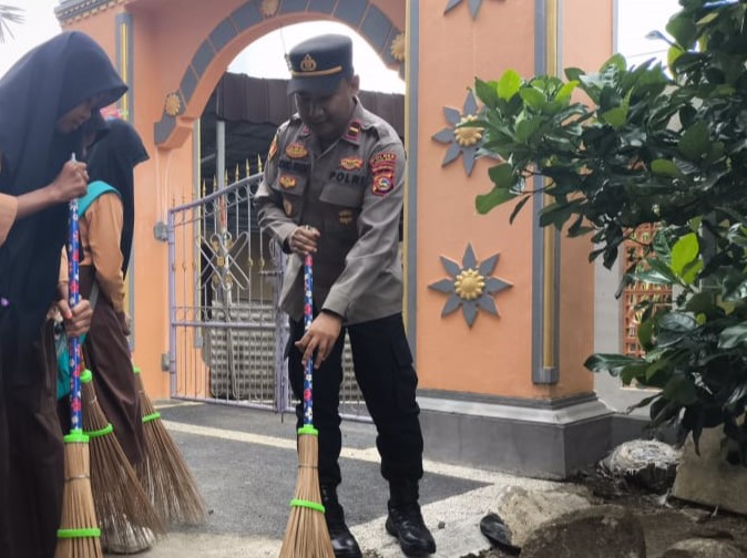 Polsek Lembar Gelar Bakti Religi Bersih-bersih Masjid di Desa Mareje