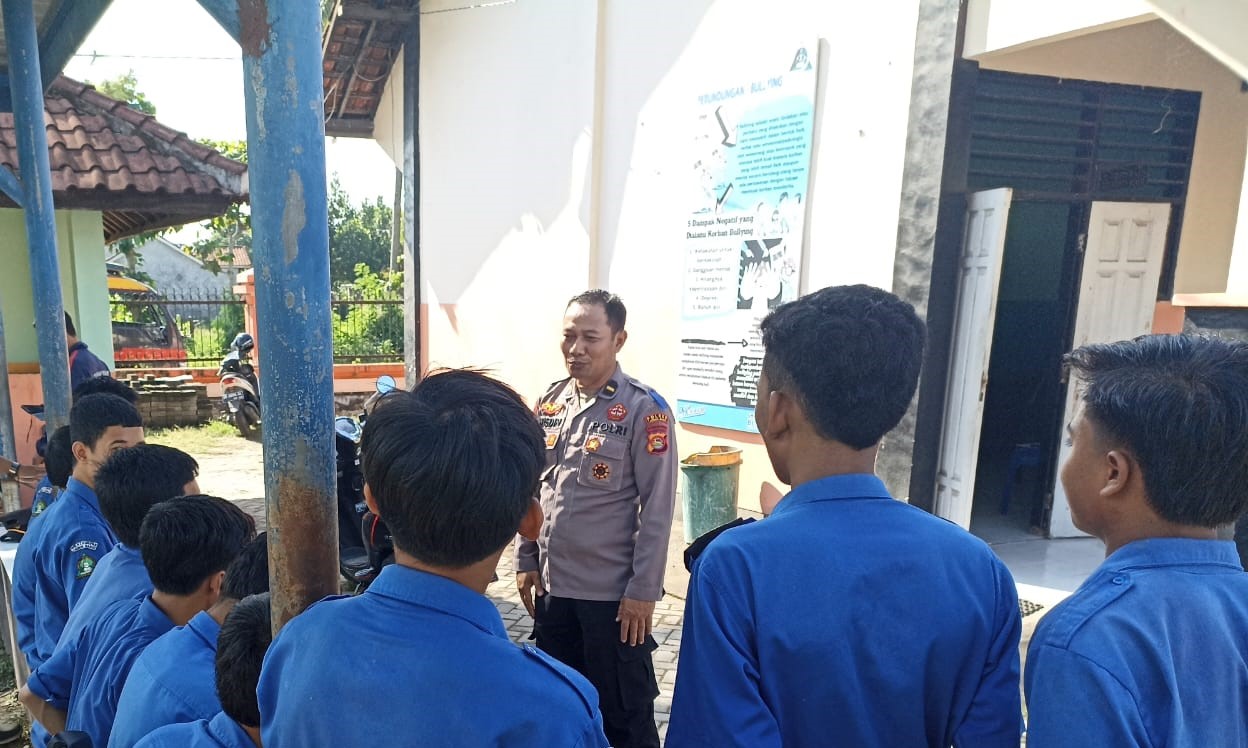 Sat Binmas Polres Lombok Barat Gelar Penyuluhan di SMKN 2 Kuripan