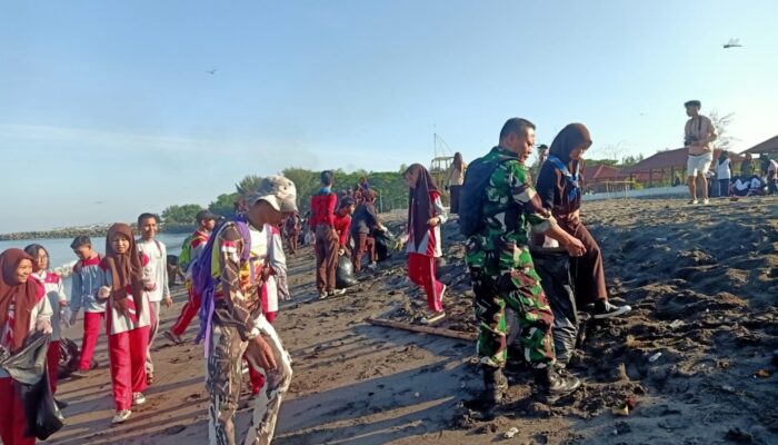 Aksi Peduli Lingkungan: Generasi Muda Kota Mataram Terlibat Aktif dalam Membersihkan Pantai