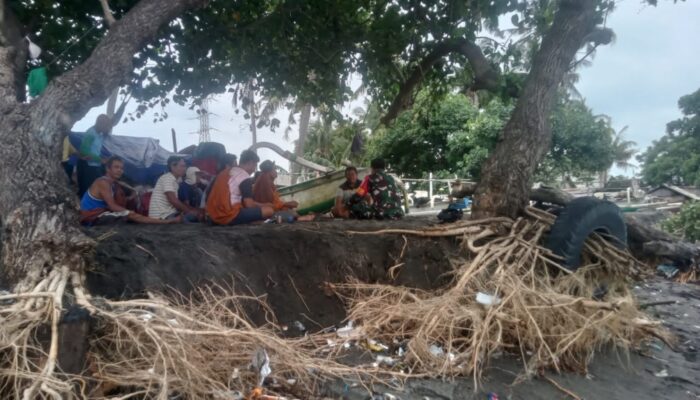 Cuaca Buruk: Babinsa Imbau Keselamatan Warga Pantai Sunset Land