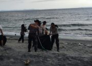 Wisata Berbagi Alam Lestari, Polsek Batulayar Bersih-Bersih Pantai Sambil Berbagi