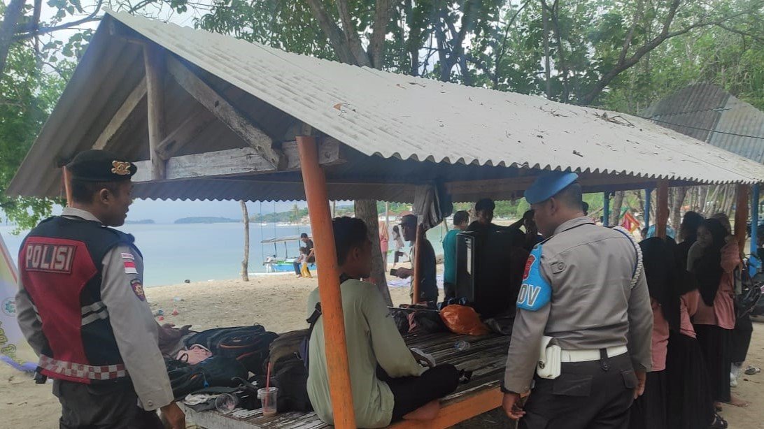 Patroli Antisipasi Gangguan Kamtibmas di Obyek Wisata Pantai Elak-Elak