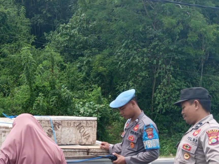 Patroli Polsek Lembar di Rest Area Tanjung Nyet Menjaga Kamtibmas dan Menghimbau Waspada Pohon Tumbang