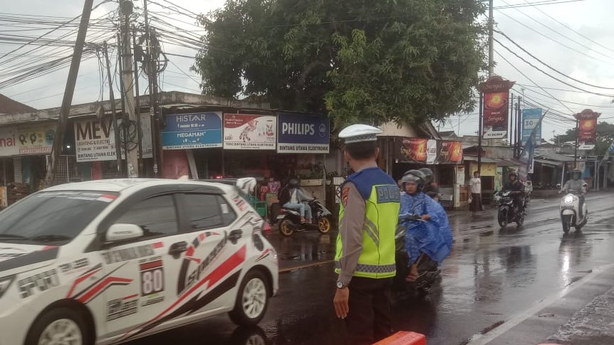 Polsek Batulayar Gelar Patroli Sore di Senggigi untuk Cegah Kemacetan dan Laka Lantas